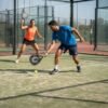 Tips para adaptar técnicas de golpeo a superficies irregulares en pádel aficionado 2026